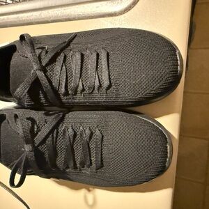 Skechers Women’s Black hands free tennis shoes. WIDE width.